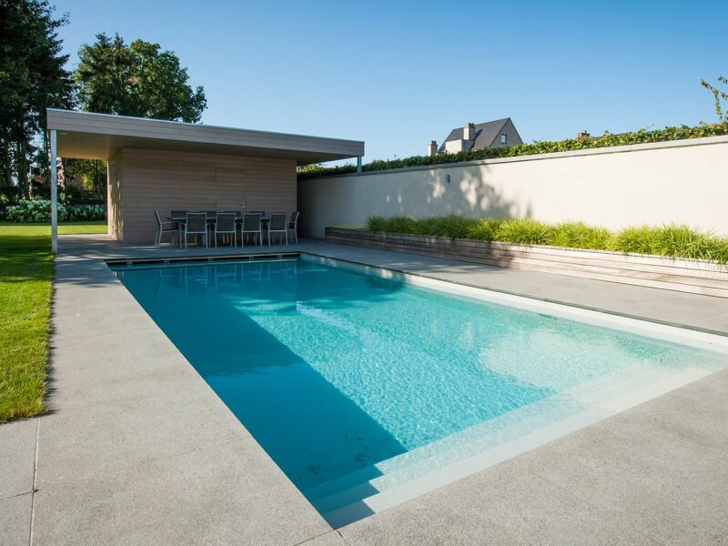 Mooi zwembad en moderne poolhouse